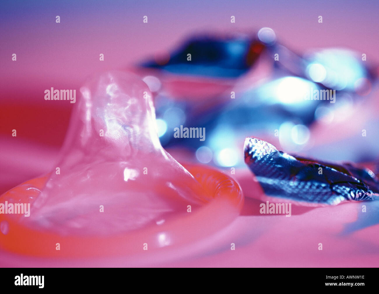 Kondom und zerrissenen Wrapper, close-up, Hintergrund unscharf Stockfoto