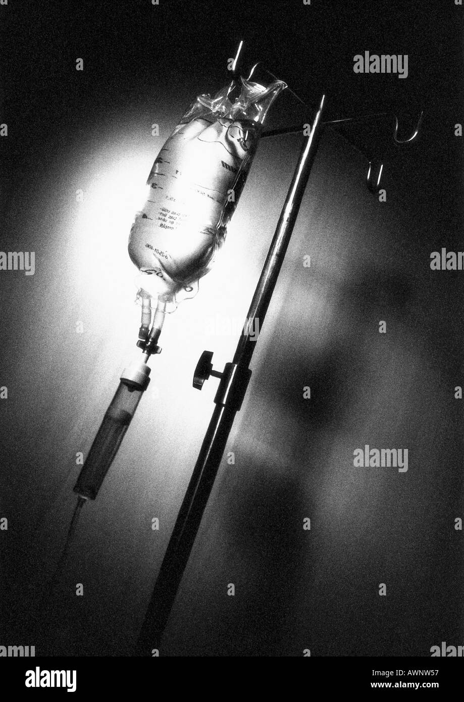 Intravenöse Tasche und stehen, Nahaufnahme, B&W Stockfoto