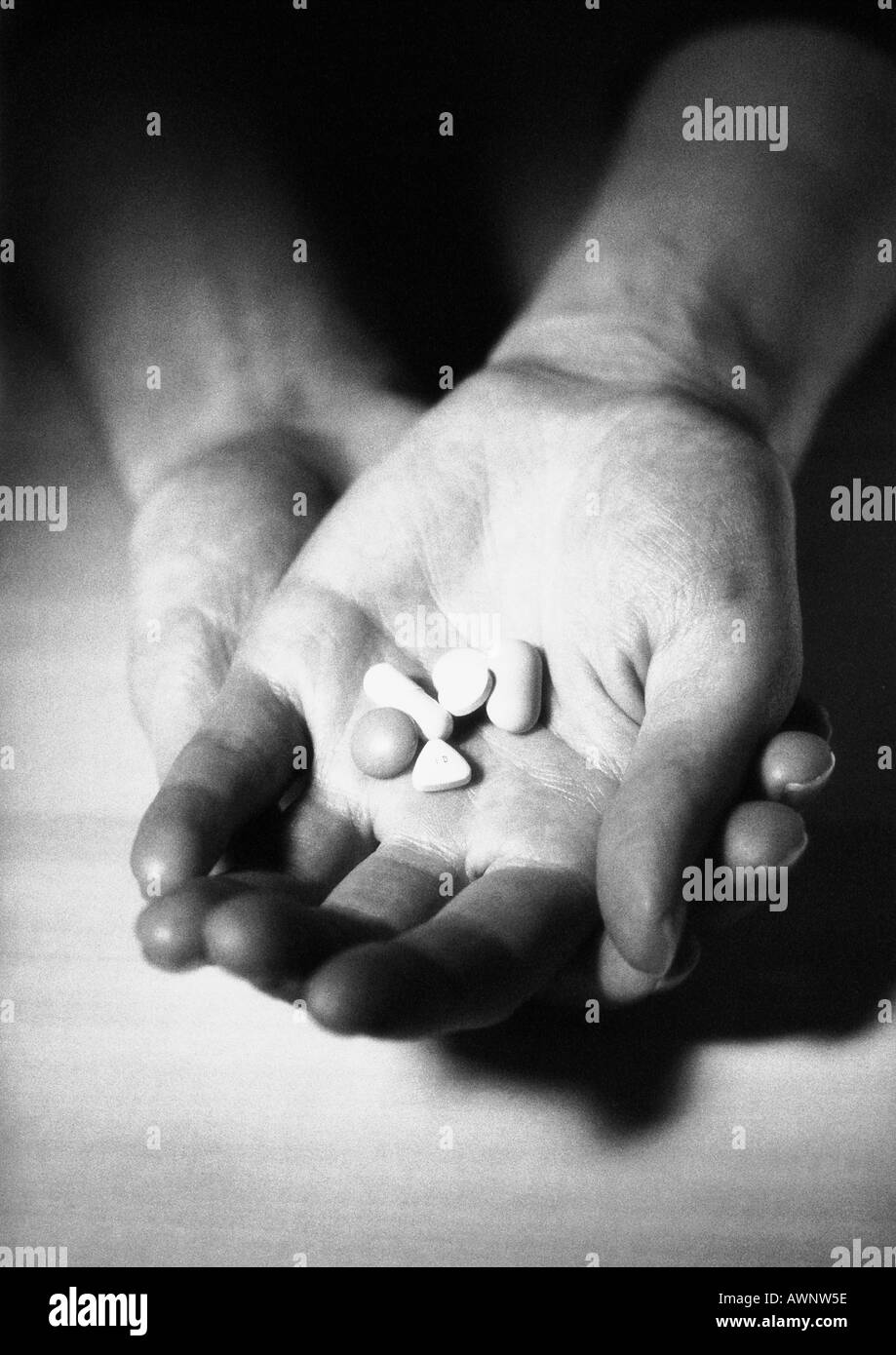 Hand, die Pillen in Palm, B&W Stockfoto