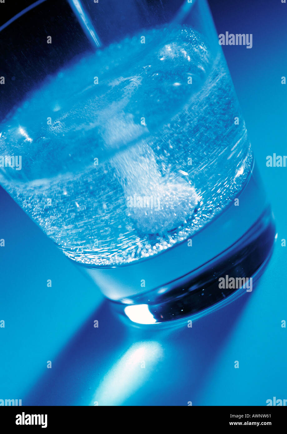 Glas mit Brausetabletten Medizin, close-up Stockfoto