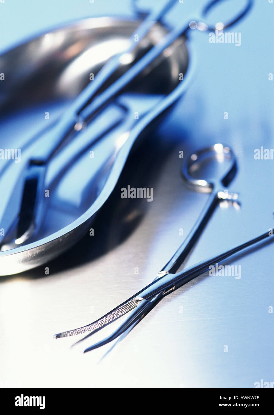 Medizinische Instrumente und Nierenschale, close-up Stockfoto