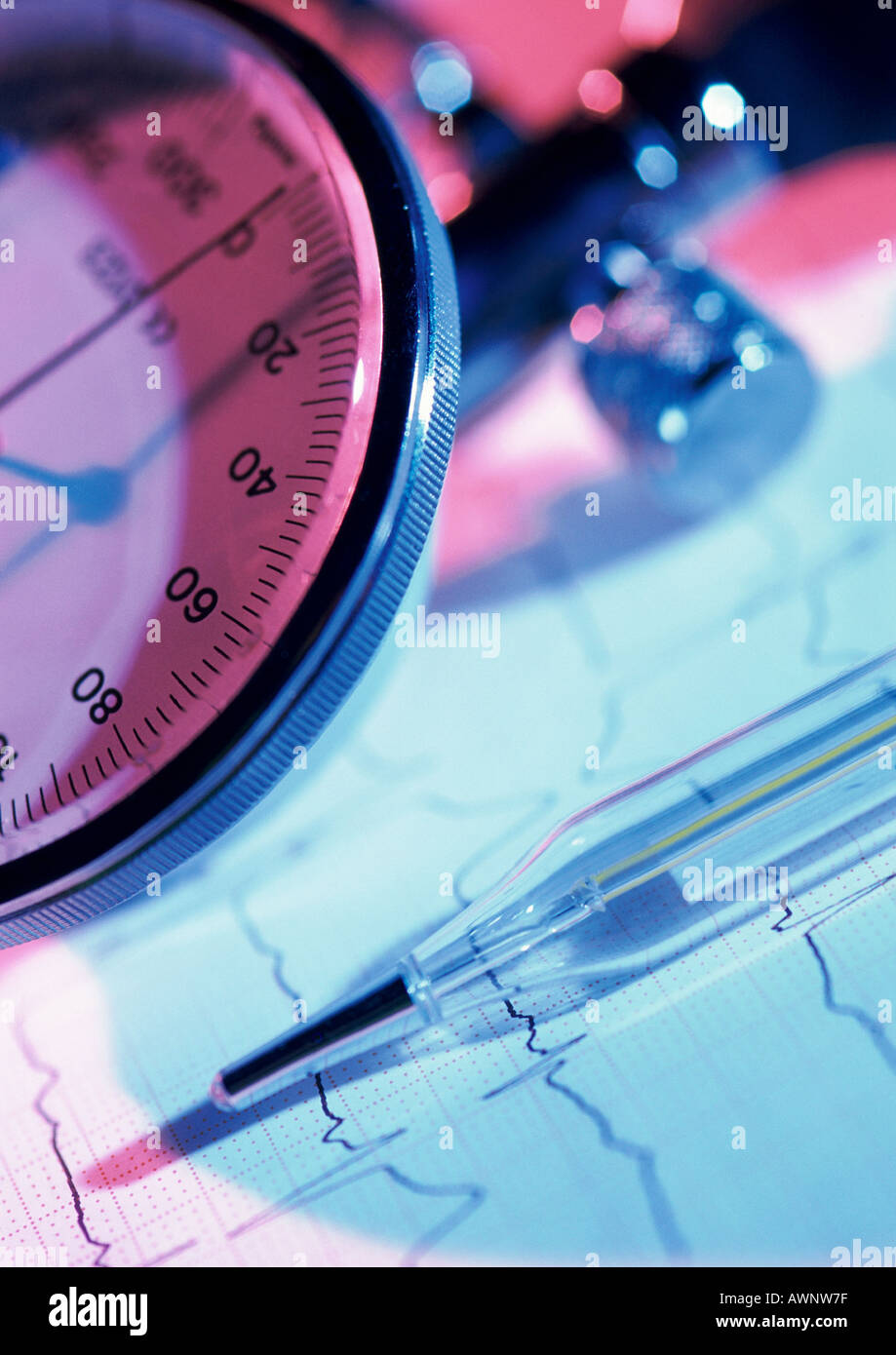 Blutdruckmessgerät (Instrument zur Messung des Blutdrucks) und Thermometer, Teilansicht, Nahaufnahme Stockfoto