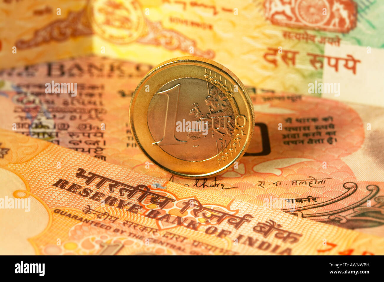 Euro Münze indische Rupie Geldscheine hautnah Stockfoto