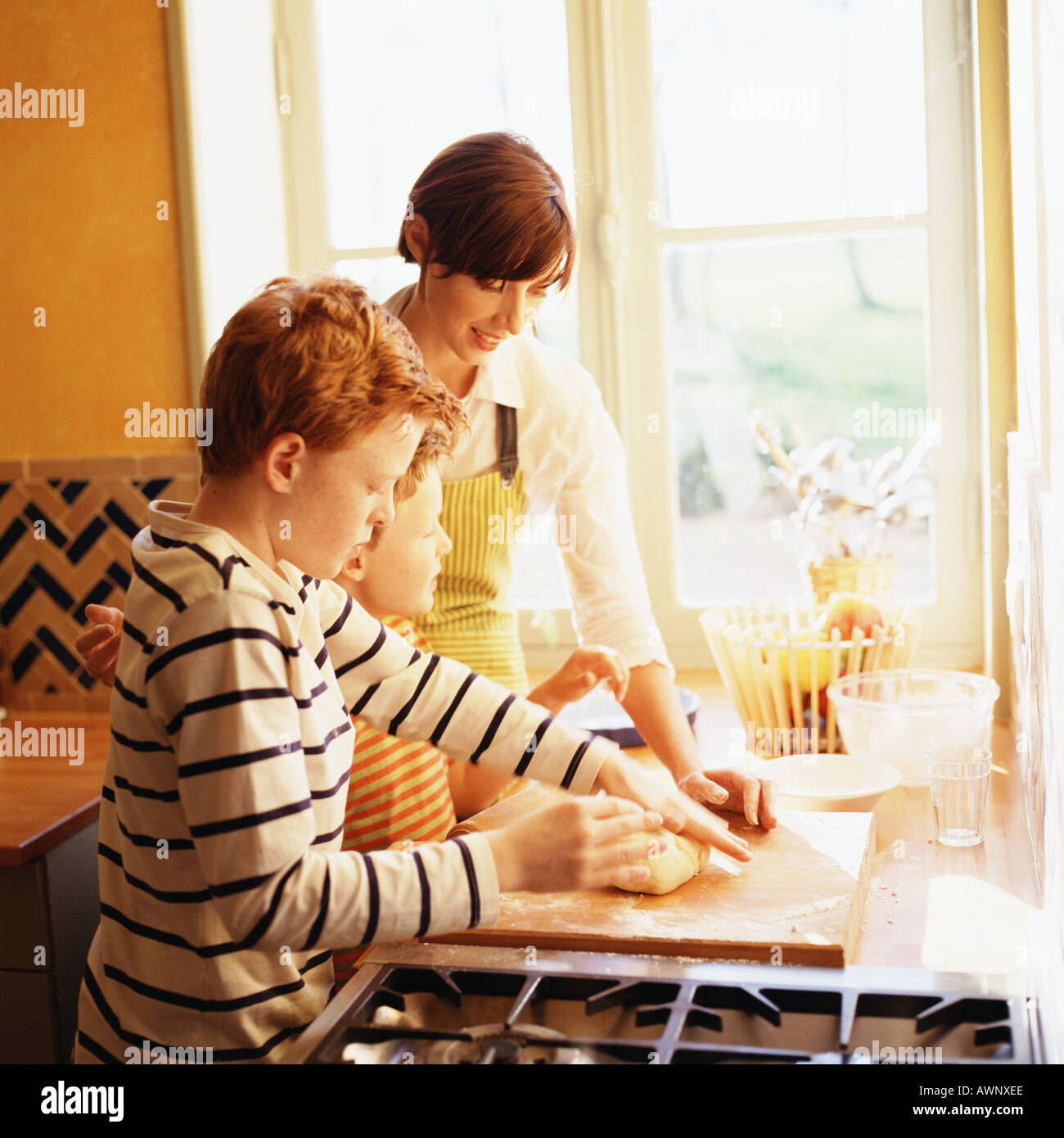 Frau und Kinder machen Gebäck, Seitenansicht Stockfoto