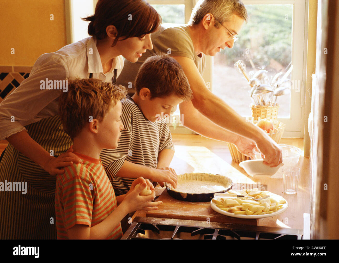 Familie bereitet eine Torte Stockfoto