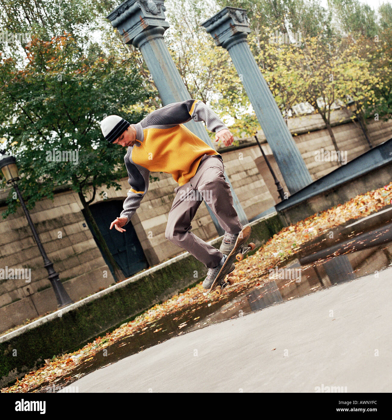 Junger Mann in der Luft auf skateboard Stockfoto