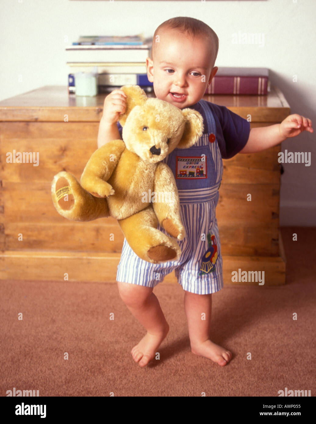 BABY MIT TEDDYBÄR Stockfoto