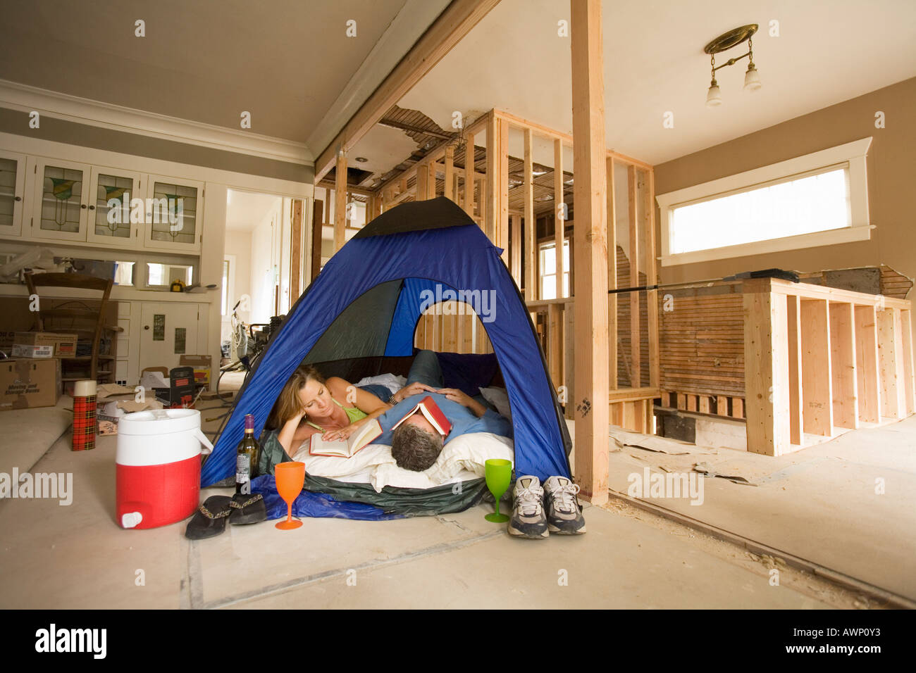 Paar in seinem unvollendeten Wohnzimmer camping Stockfoto
