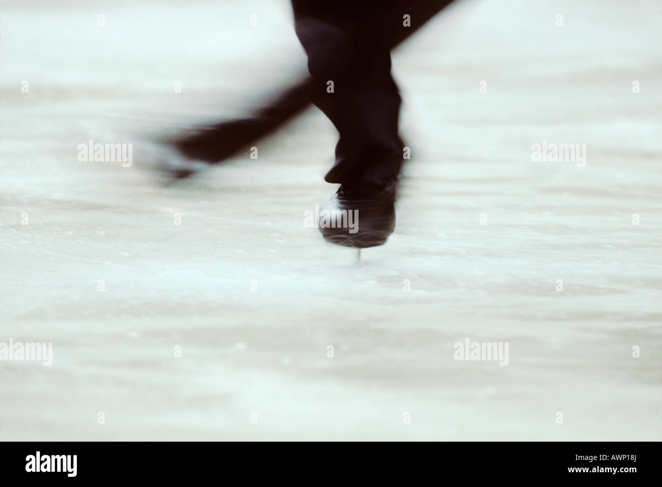 Detail der männlichen Eiskunstläufer Beine und Stiefel Spinnen Stockfoto