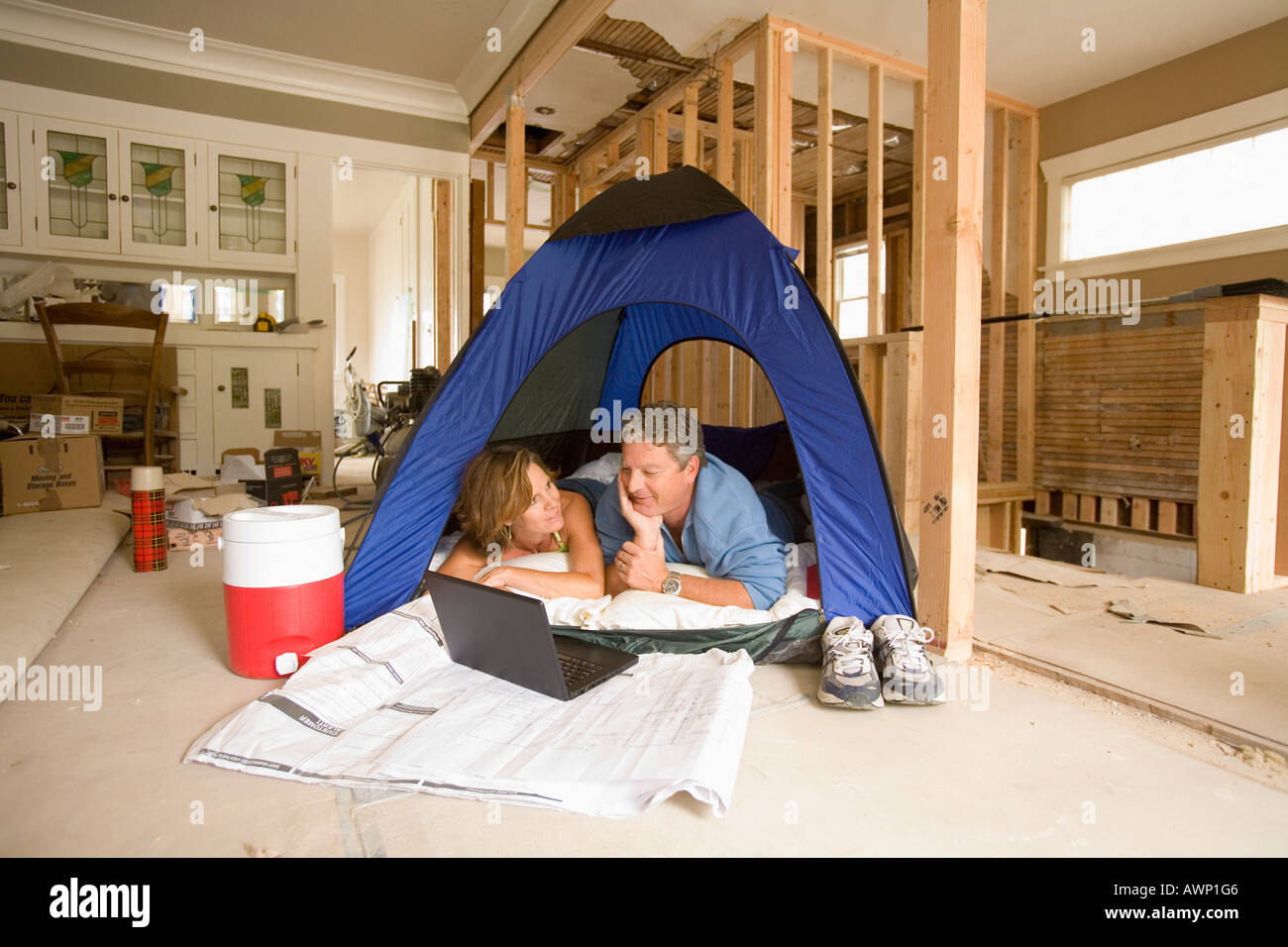 Paar in seinem unvollendeten Wohnzimmer camping Stockfoto