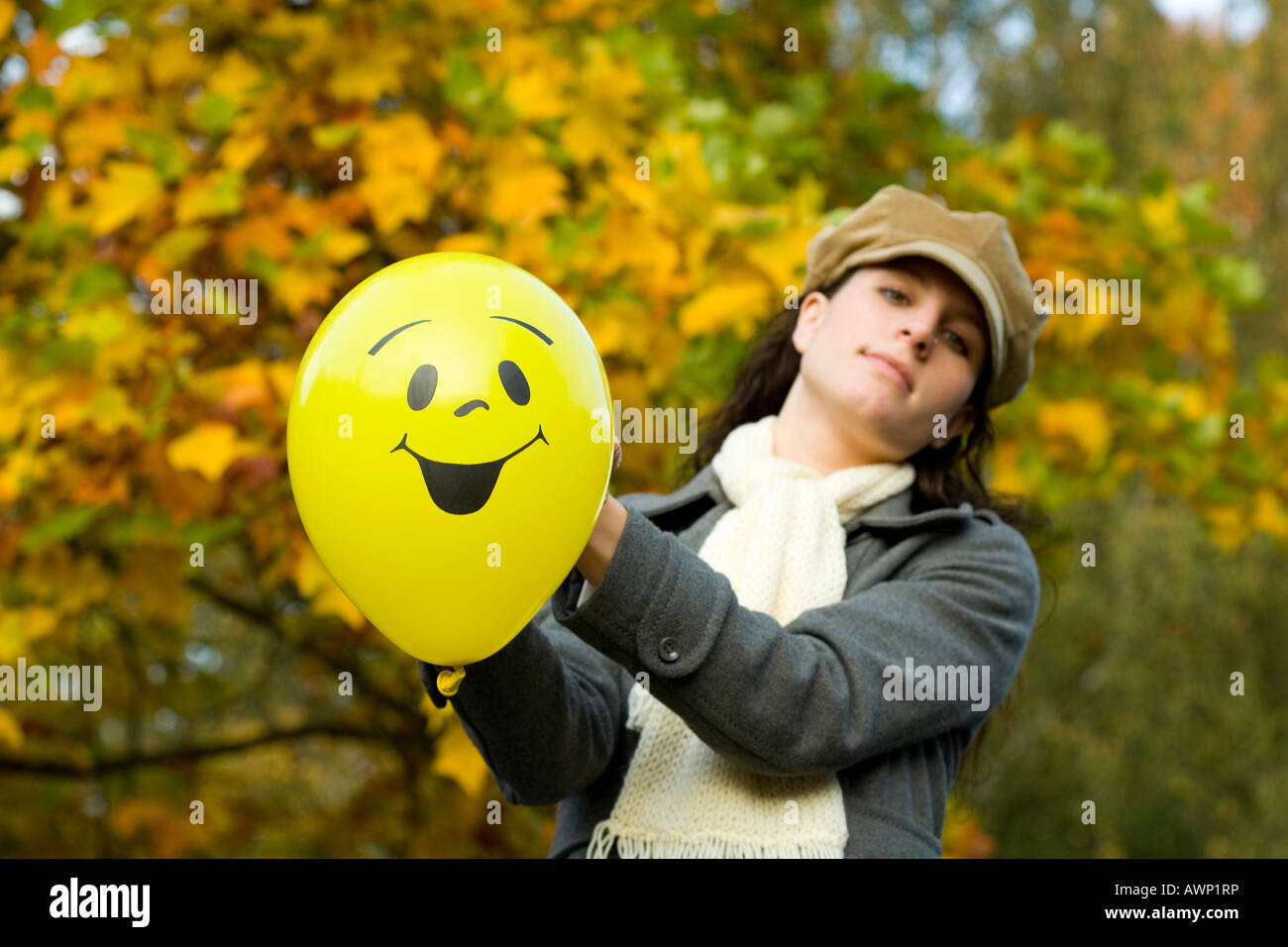 Frau mit einem gelben Ballon Stockfoto