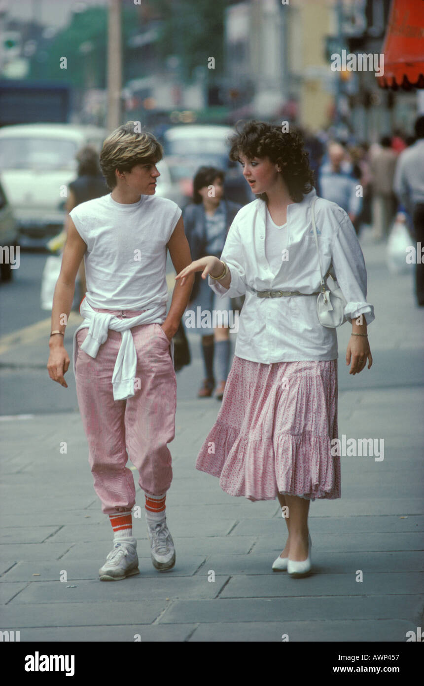 Ein junges Teenager-Paar in identischen Kleidern. Street Style London in der Kings Road, Chelsea London England 1980er Jahre 1982 HOMER SYKES Stockfoto