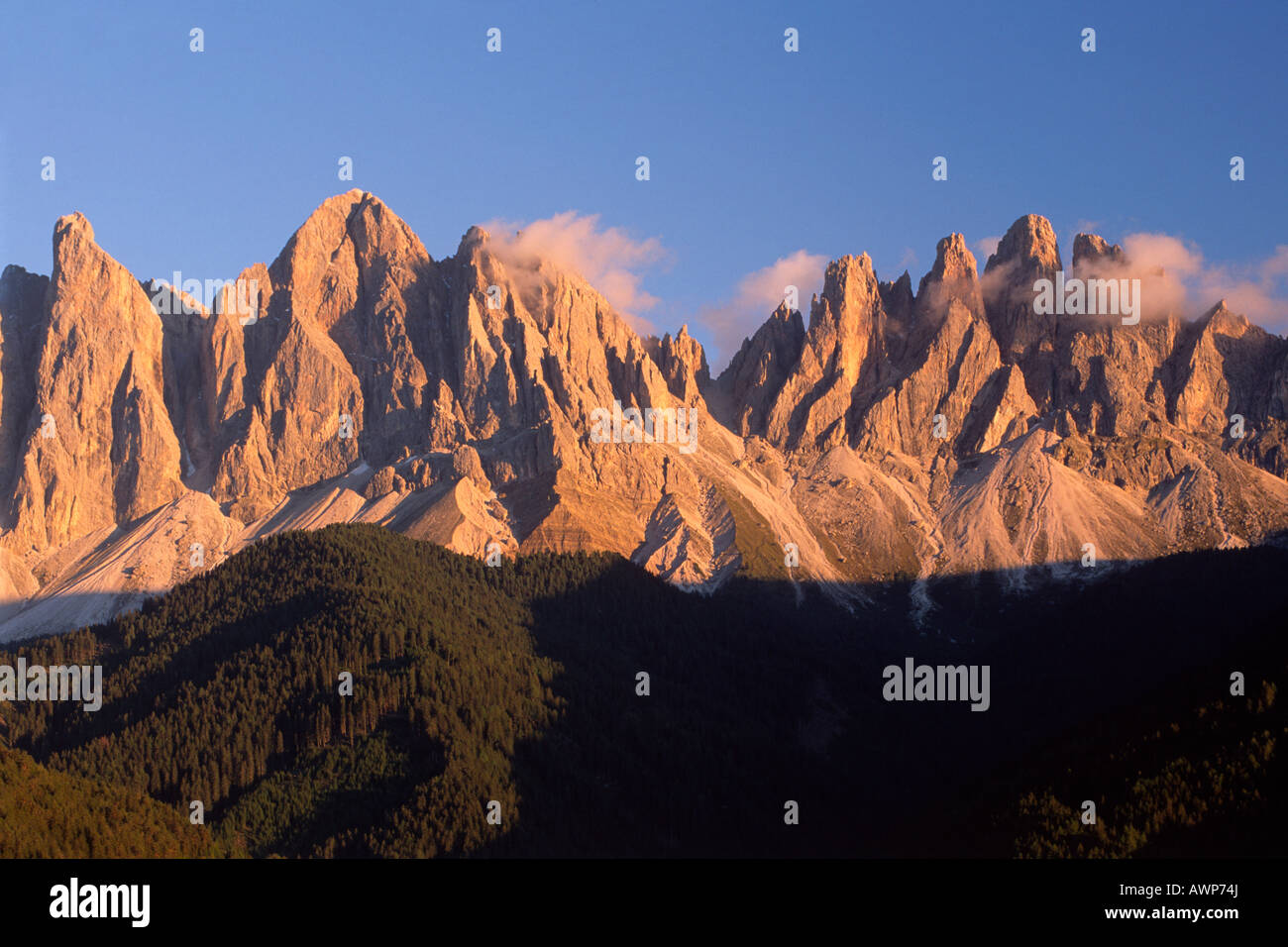 Gipfel der Geisler Gruppe am Abend, Dolomiten, Bozen-Bozen, Italien, Europa Stockfoto