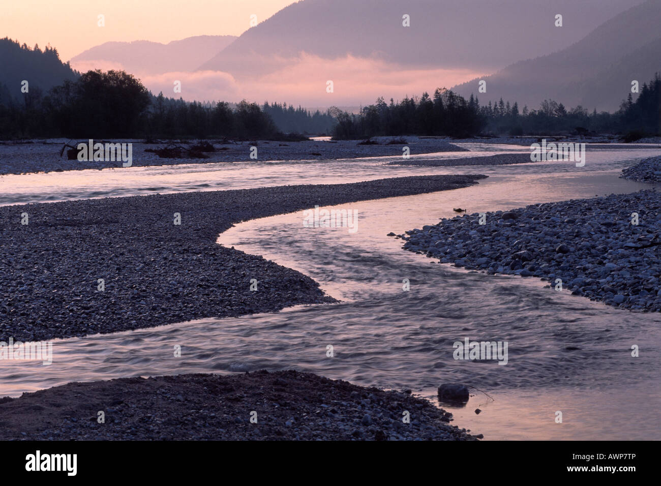 Die gewundenen Rissbach Stream bei Sonnenaufgang, Nord-Tirol, Austria, Europe Stockfoto