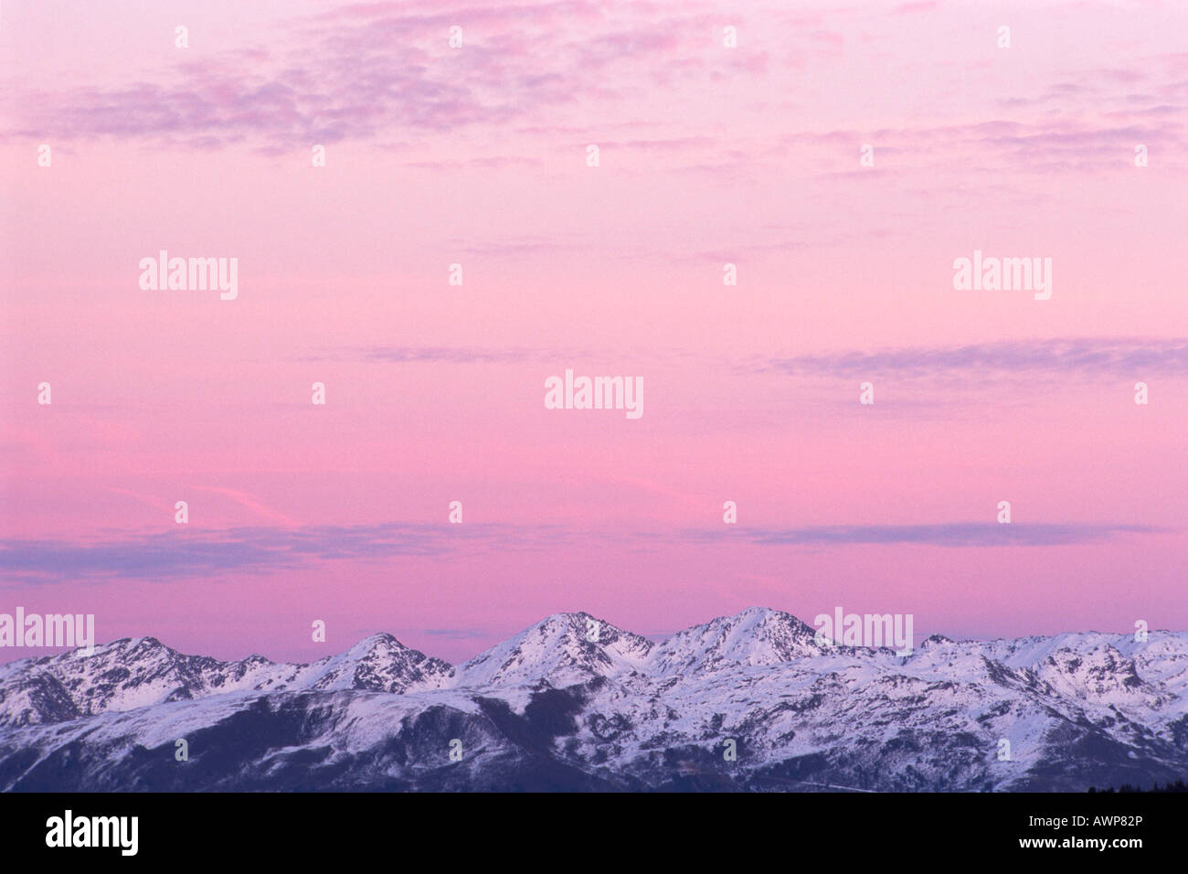 Gipfel der Tuxer Alpen nach Sonnenuntergang, Nord-Tirol, Österreich, Europa Stockfoto