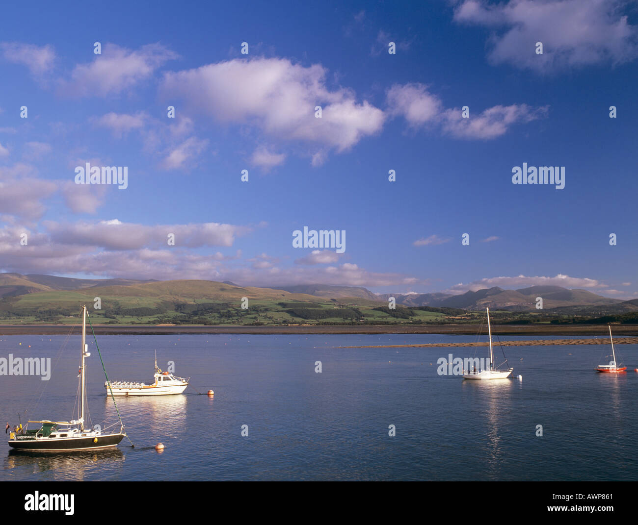 Ankern Boote auf Menai Strait und die Berge von Snowdonia-Nationalpark über Beaumaris Isle of Anglesey North Wales UK Stockfoto