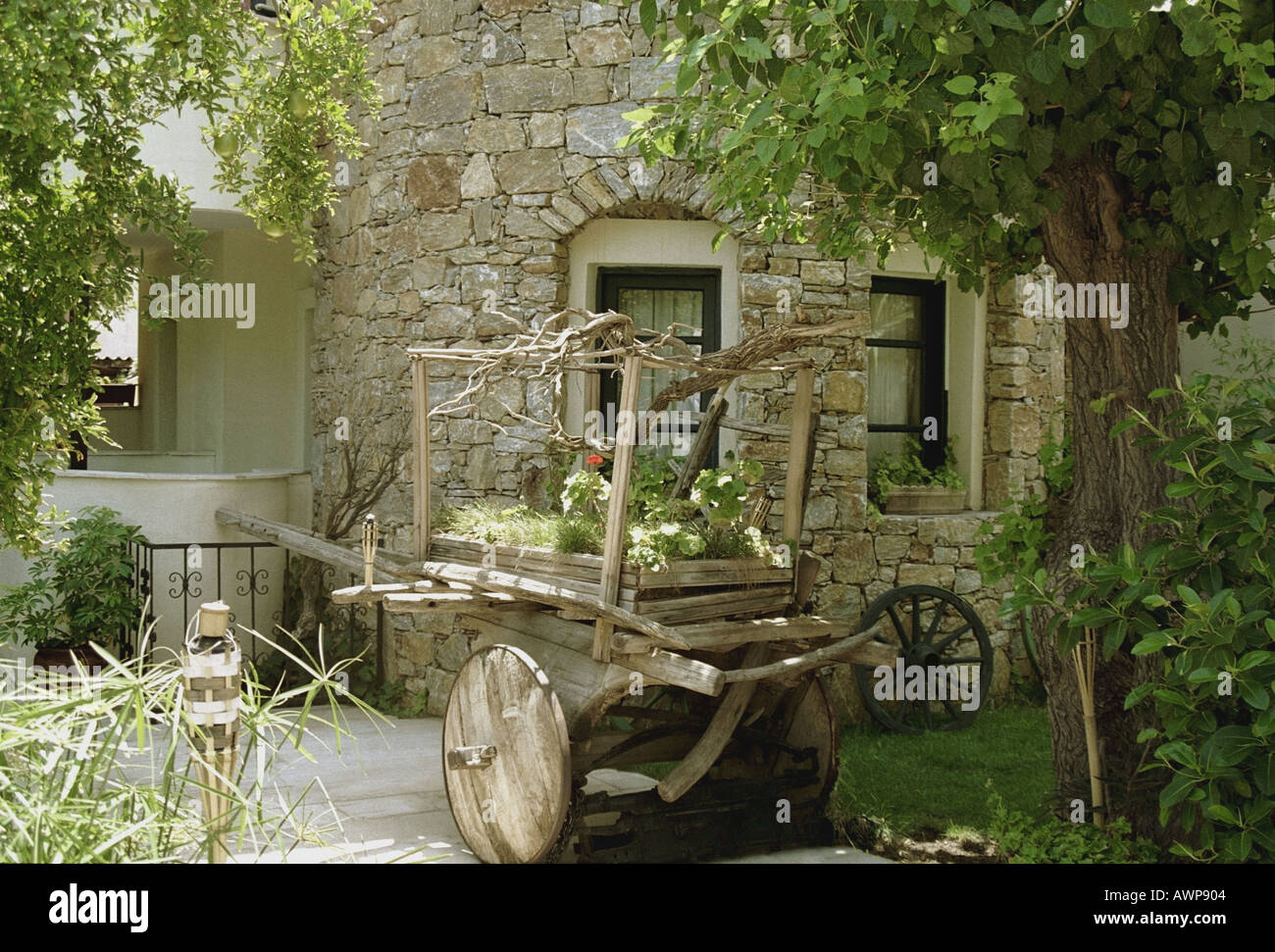 Holzwagen Europa Asien Türkei Marmaris Holzkarren Telega Wagen trockenen dürren Ast Zweig Blume Haus Wand Stein Felsen gebrochen Stockfoto