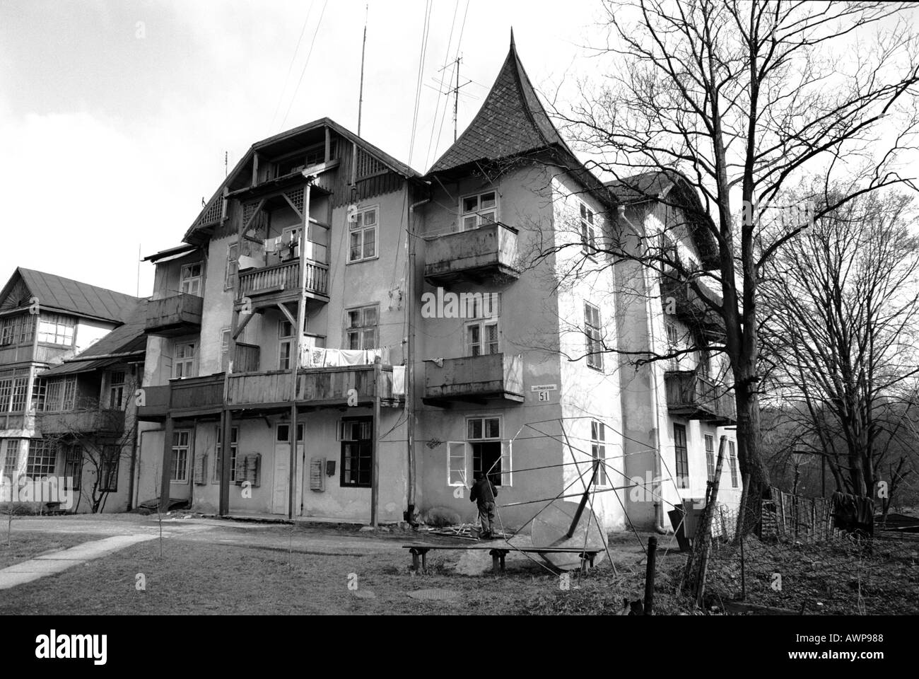 Altes Haus Zakarpattia Morshin Dorf Frühjahr deprimiert schmutzig Kabel Linie Straße Baum Dach Balkon Haus Hütte Armen Stockfoto
