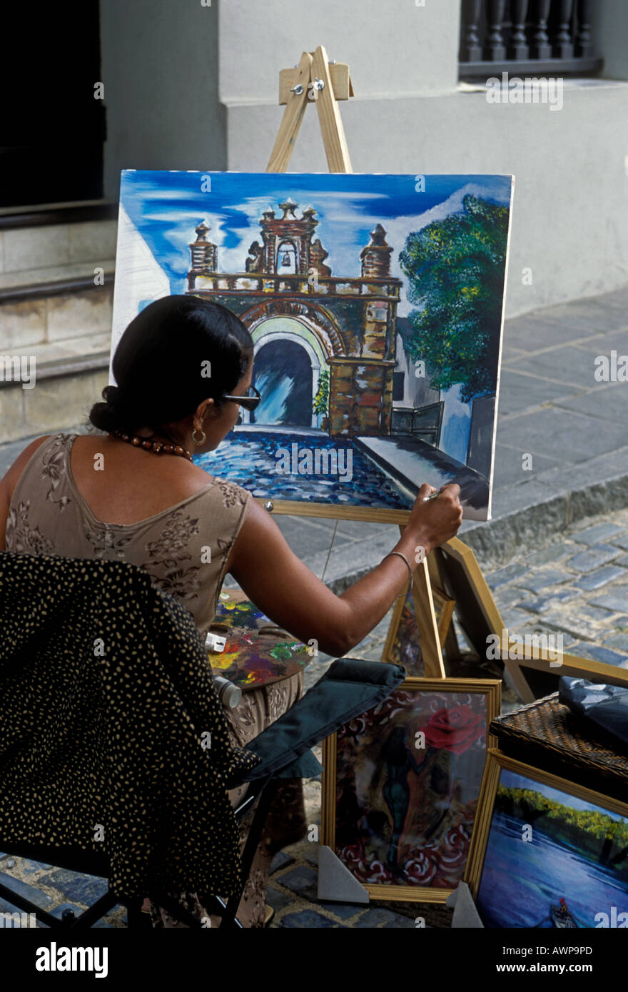 1, 1, Puerto Rican Frau Malerei, Maler, Malerei, gemälde malerei, Calle del Cristo, die Altstadt von San Juan, San Juan, Puerto Rico, West Indies Stockfoto