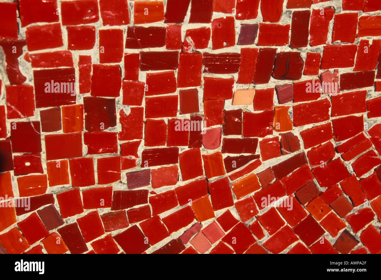 Eine Aufnahme des roten Mosaikfliesen. Stockfoto