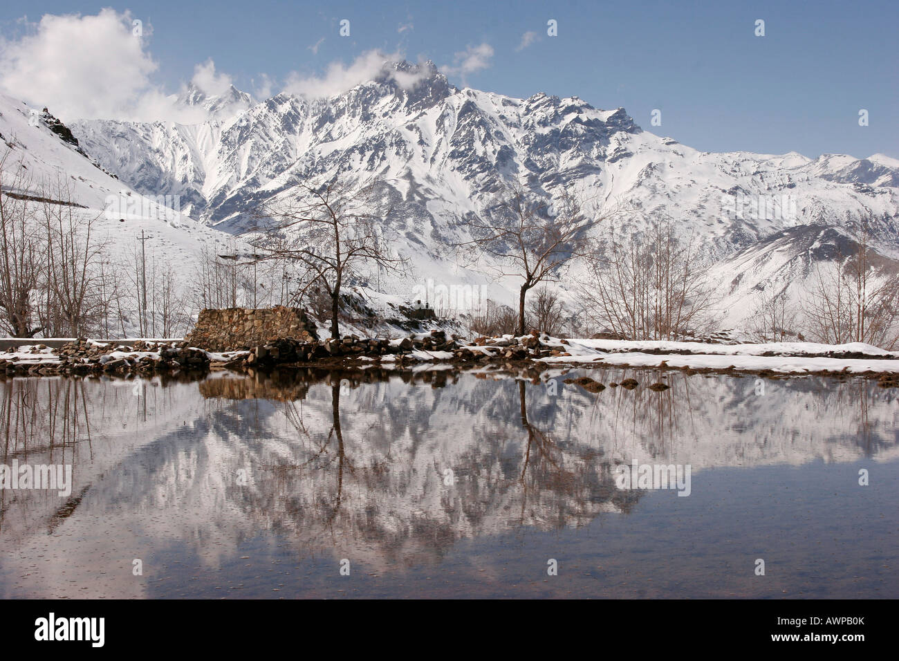 Schnee-bedeckten Bergen reflektiert in einem See in der Nähe der abgelegenen Bergdorf Jharkot entlang der beliebten Jomsom Trail, Jharkot, Ne Stockfoto