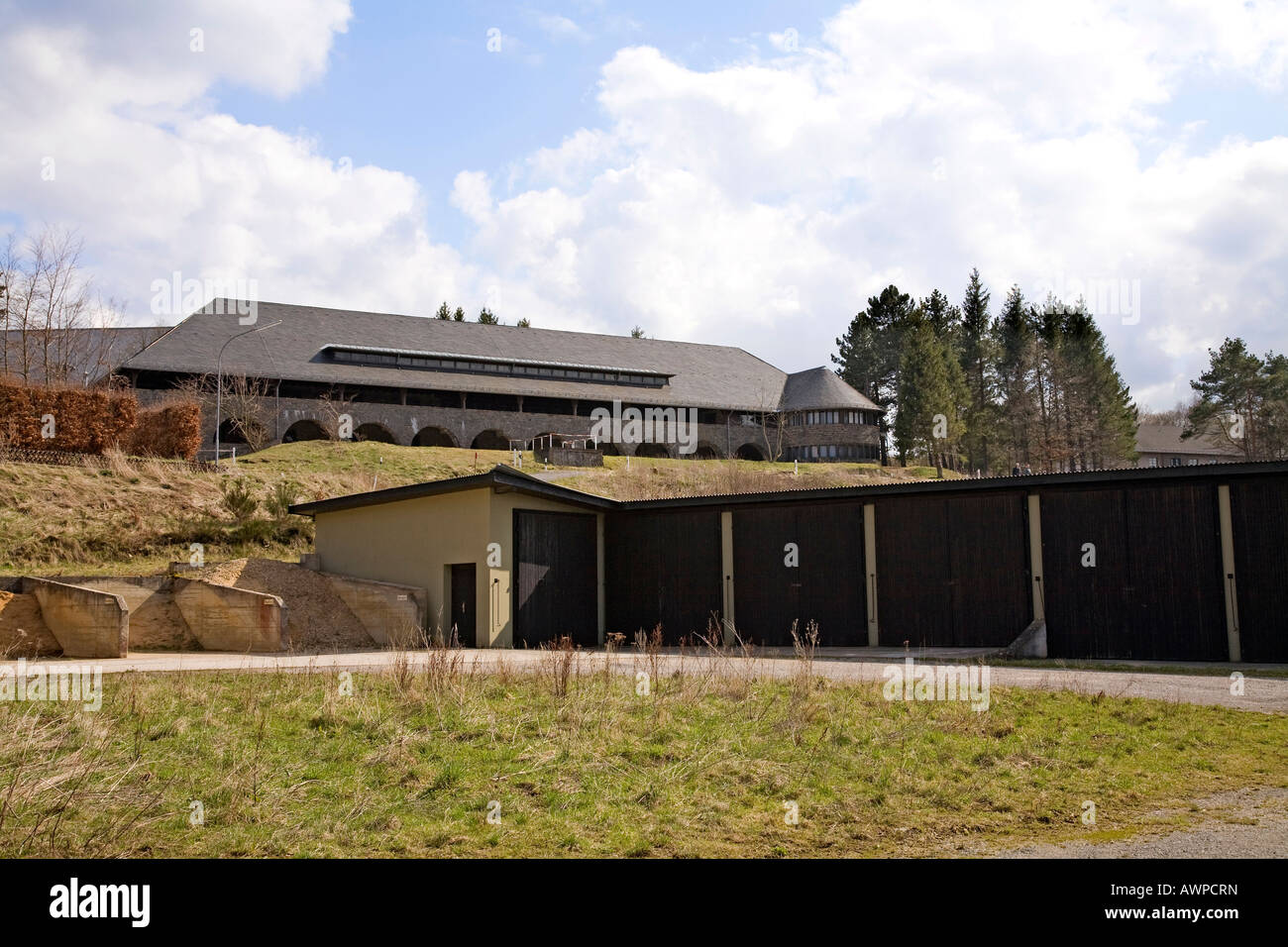 Blick auf eine Kameradschaft-Haus, ehemalige NS-Ordensburg Vogelsang (nationalsozialistische Estate), Eifel, Nordrhein-Westfalen, Deutschland Stockfoto