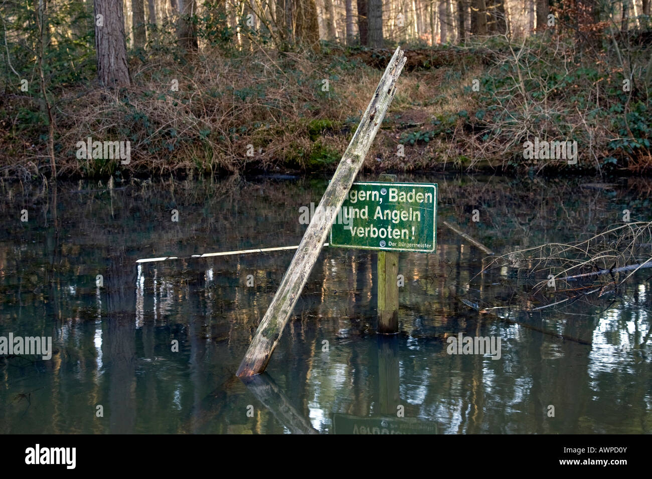 Schild "kein Schwimmen, nicht Angeln, kein camping" an einem Teich in