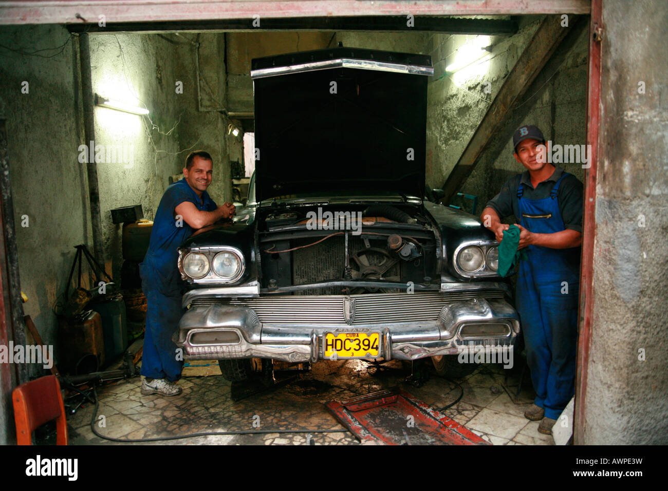 Zwei Mechaniker arbeiten in ihre Garage, Havanna, Kuba, Karibik Stockfoto