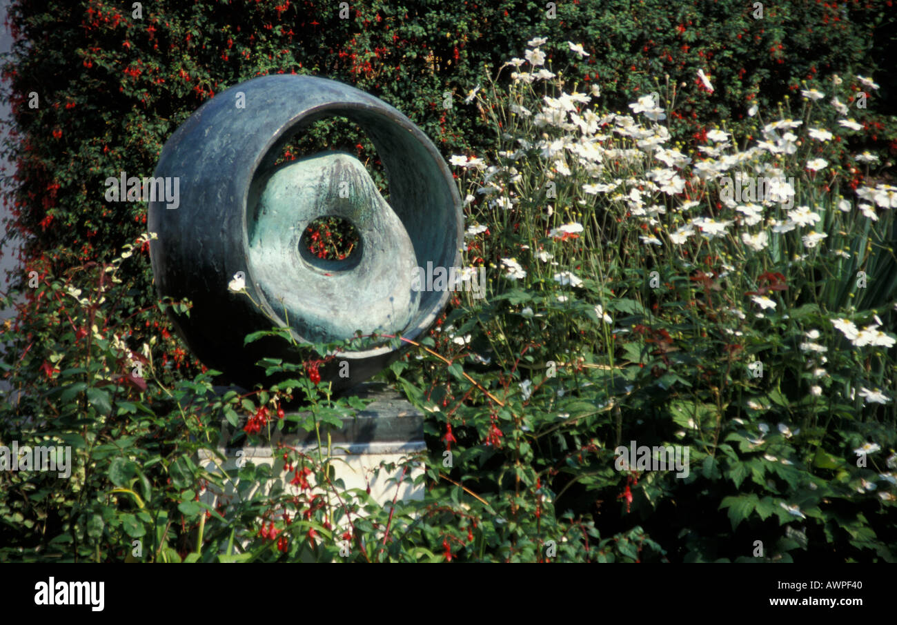 Skulptur im Barbara Hepworth s Garten St Ives Cornwall England Stockfoto