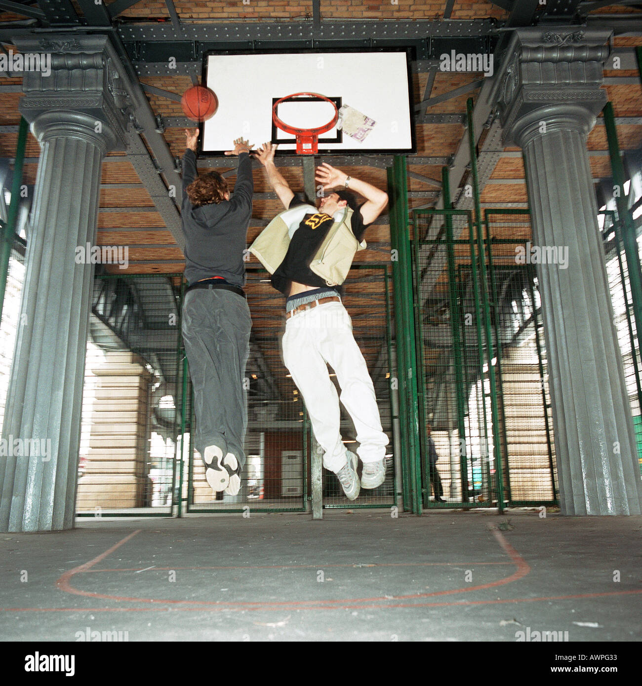 Junge Männer springen in der Luft unter Basketball Ziel unscharf Stockfoto
