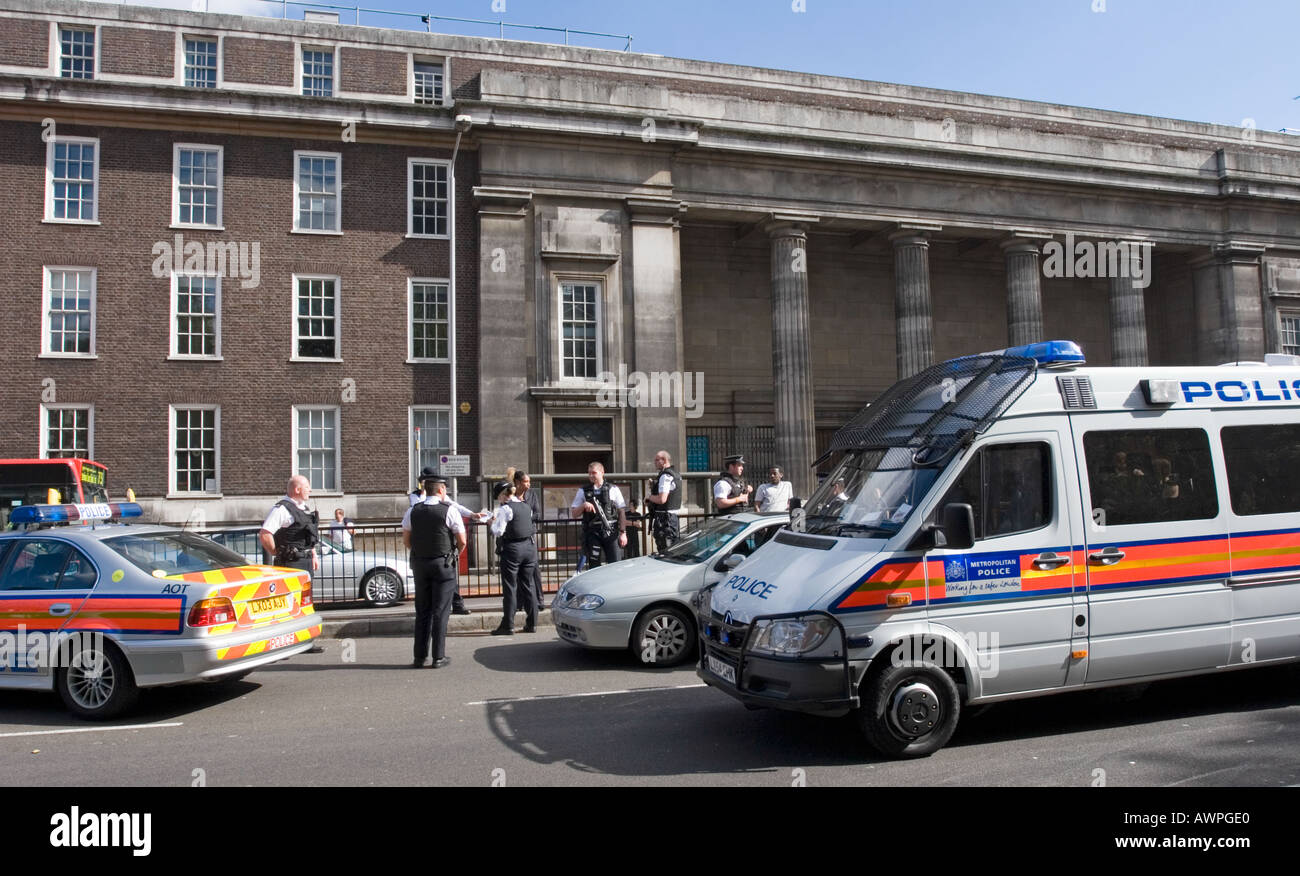 Bewaffnete Polizei Euston Road Central London nach 7 Juli Bombardierungen Stockfoto