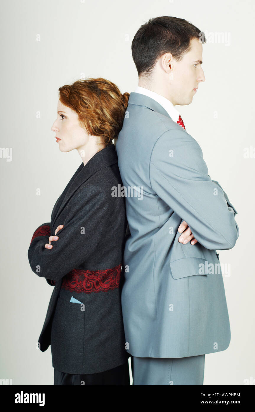 Frau und Mann stehen Rücken an Rücken Stockfoto