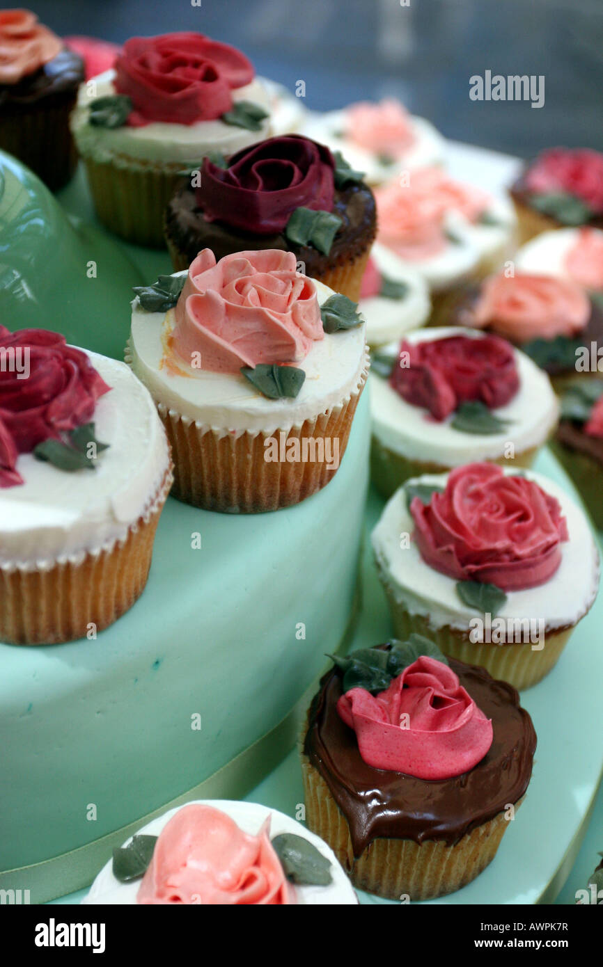 Stufen der Cupcakes mit roter rose Zuckerguss auf dem Display. Foto von Tom Zuback Stockfoto