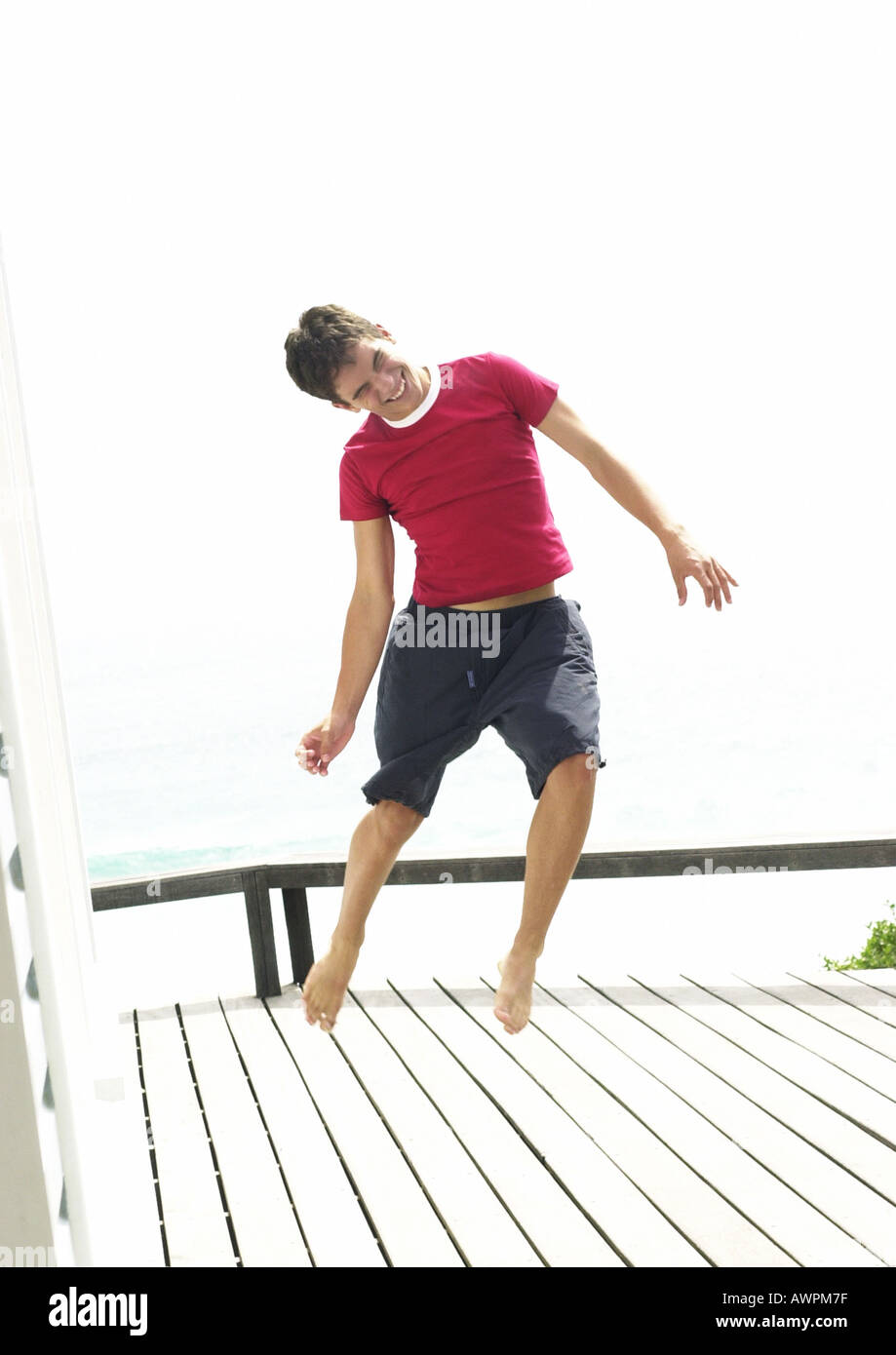Teenager-Jungen springen Stockfoto