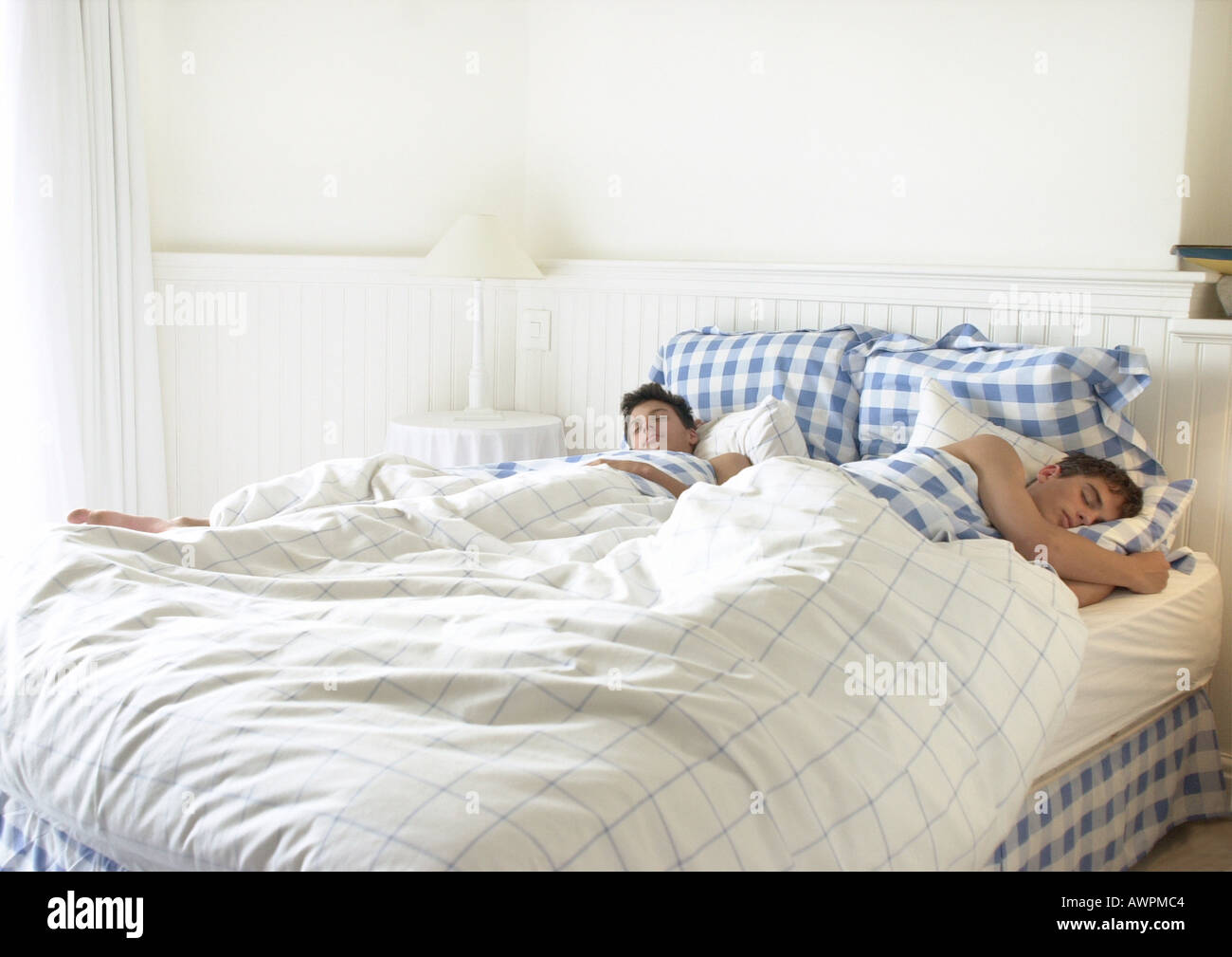Zwei Jungs im Teenageralter im Bett schlafen Stockfoto, Bild 5430467 Alamy