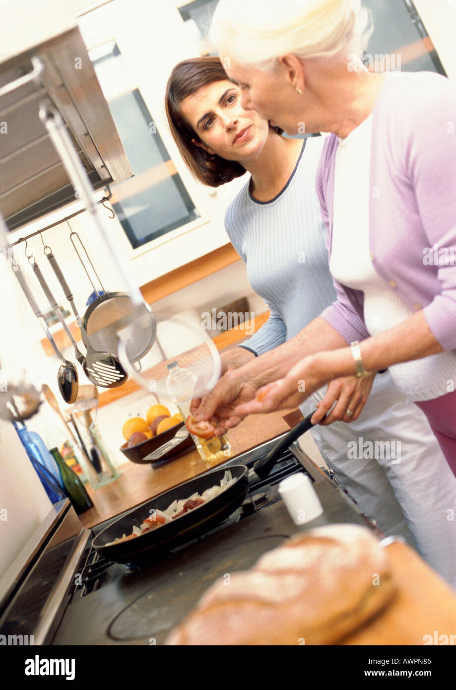 Zwei Frauen kochen Stockfoto