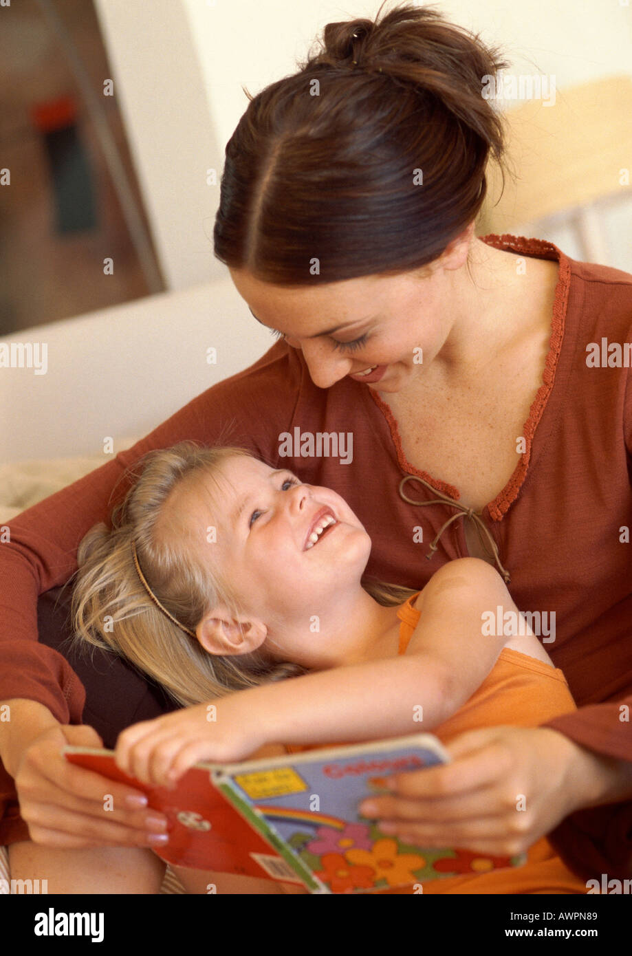 Mutter und Tochter lesen buchen, Lächeln Stockfoto