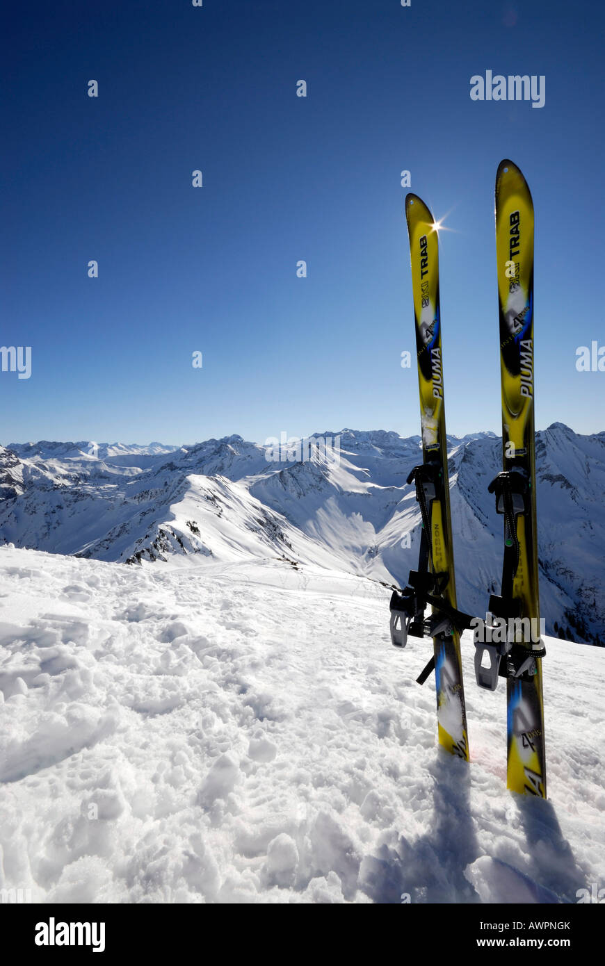 Zwei Bretter (hinterleuchtet) stützte im Schnee und einen Blick auf die Allgäuer Alpen, Baad, Kleinwalsertal, Vorarlberg, Austria, Europe Stockfoto