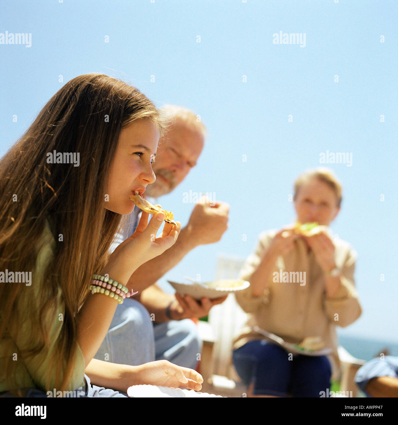 Teenager-Mädchen mit Großeltern Essen im Freien, Nahaufnahme Stockfoto