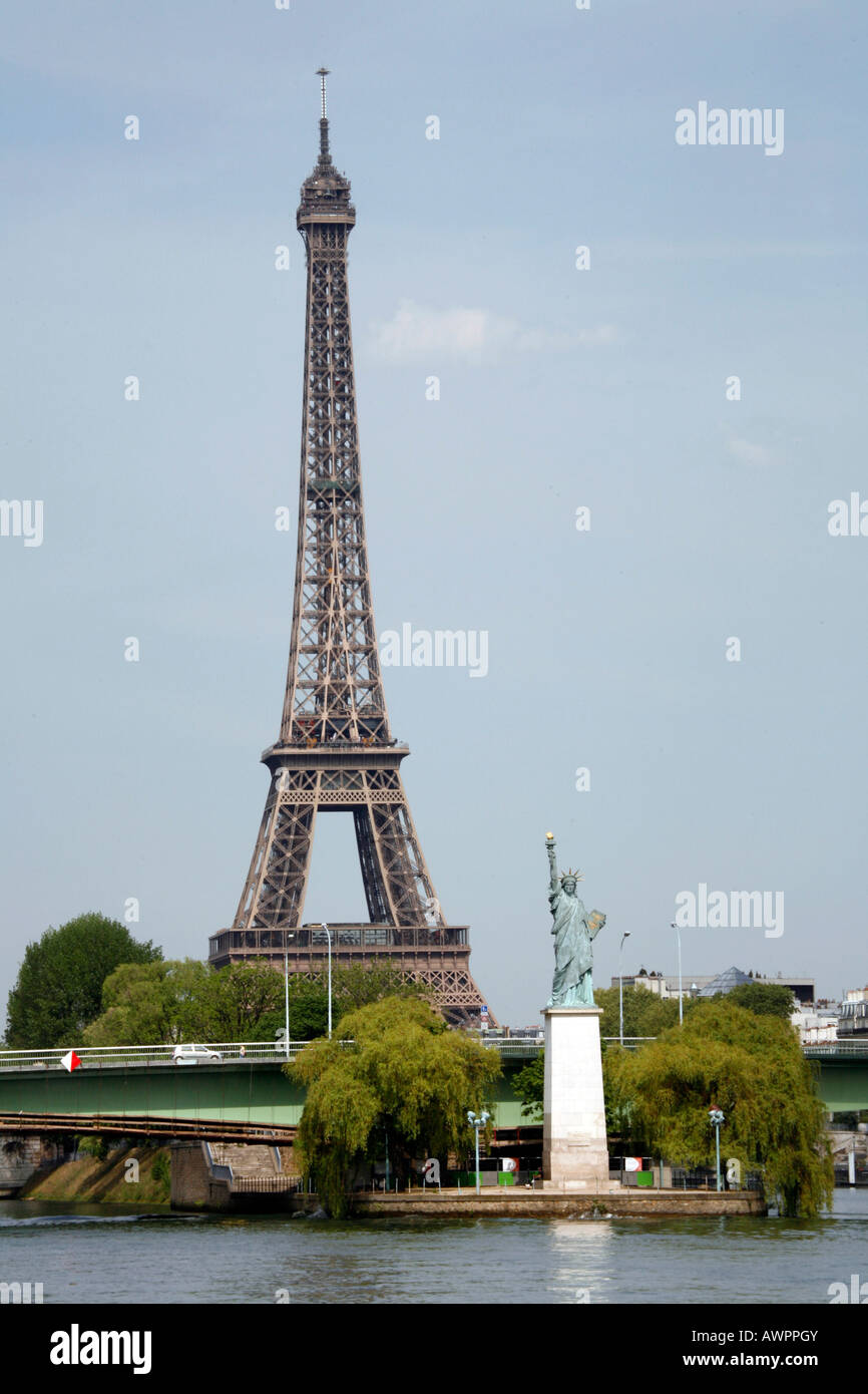 Freiheitsstatue auf der Seine, Eiffelturm, Paris, Frankreich, Europa Stockfotografie - Alamy