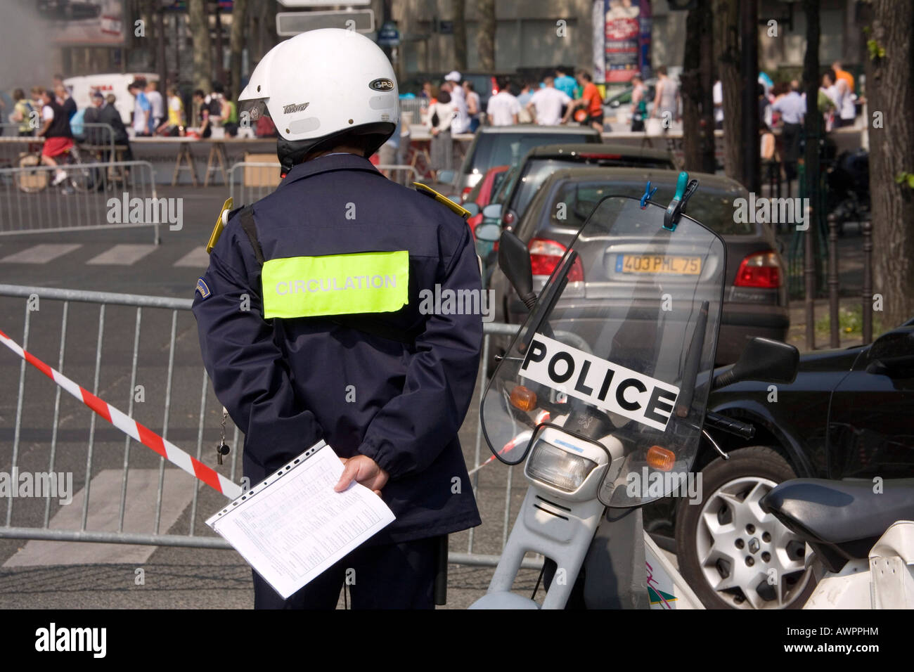 Polizeiamt beobachten Paris Marathon, 15. April 2007 in Paris, Frankreich, Europa Stockfoto