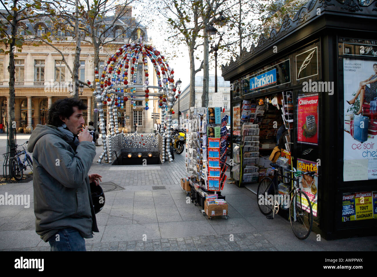 Zeitungskiosk vor dem Eingang zur u-Bahn-Station Palais Royal/Musée du Louvre, Paris, Frankreich, Europa Stockfoto