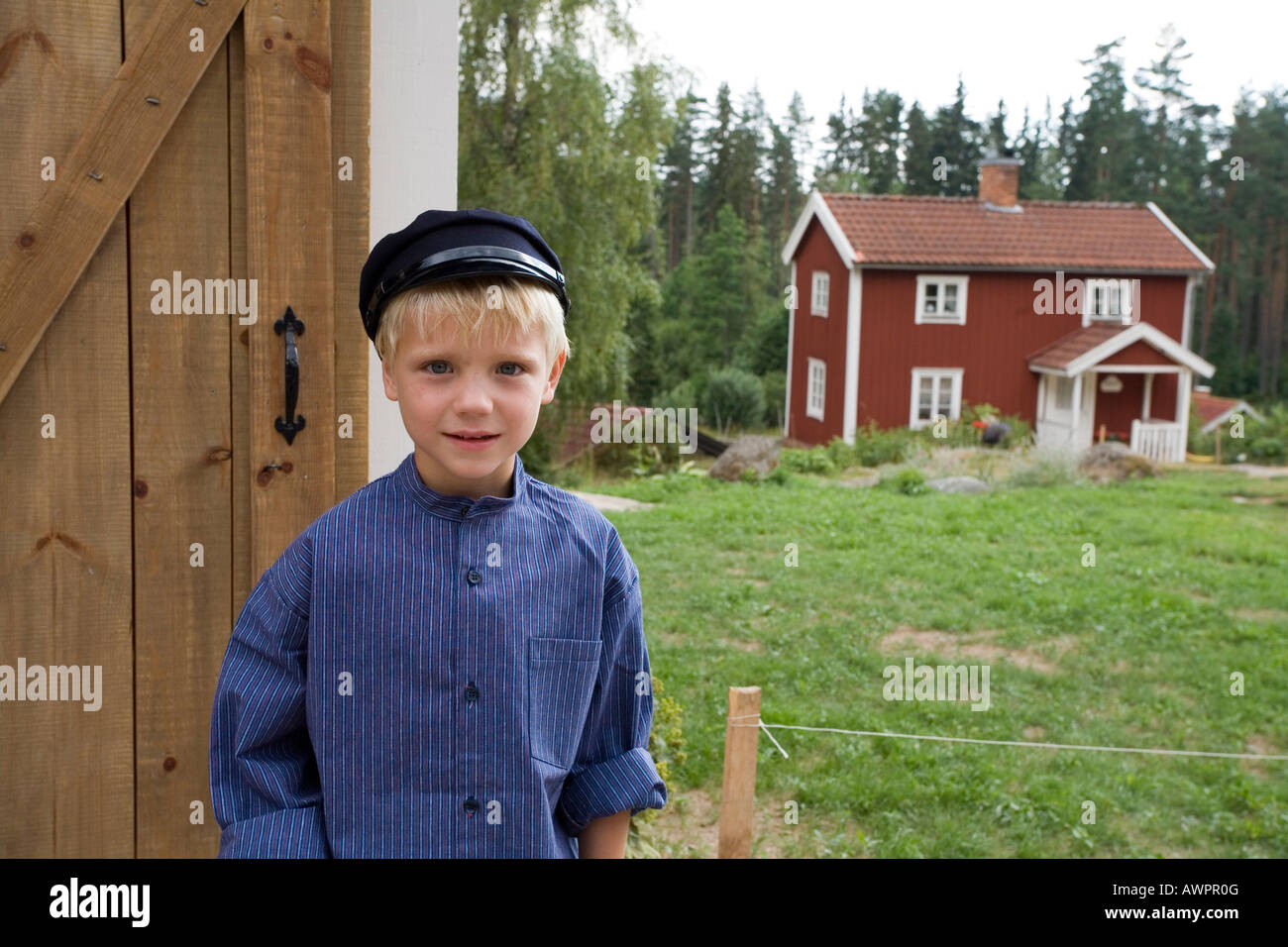 Junge gekleidet wie eine Romanfigur bei Dreharbeiten Lage und ehemalige Heimat von Astrid Lindgren in Katthult/Gibberyd, Schweden, Stockfoto