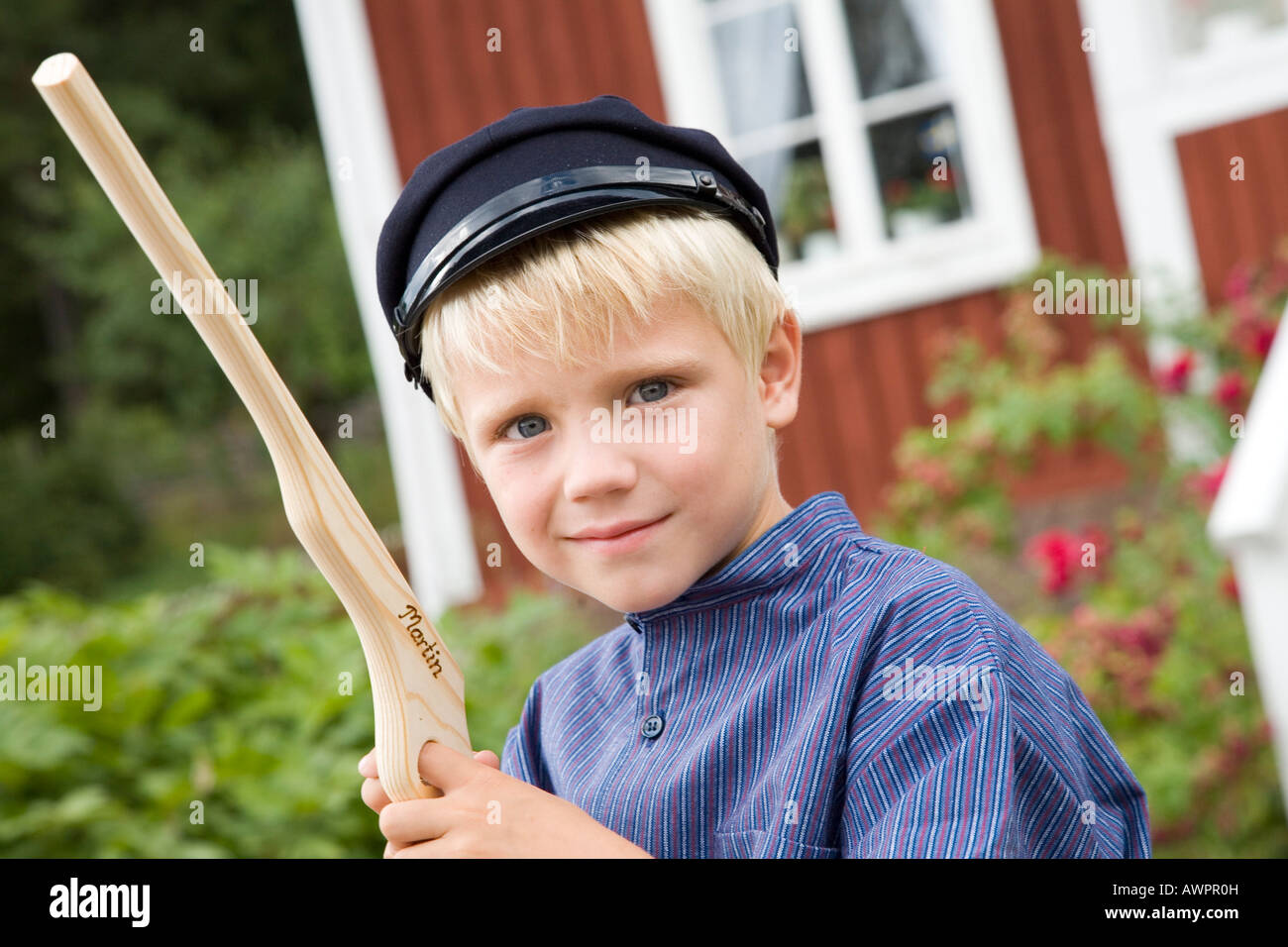 Junge gekleidet wie eine Romanfigur bei Dreharbeiten Lage und ehemalige Heimat von Astrid Lindgren in Katthult/Gibberyd, Schweden, Stockfoto