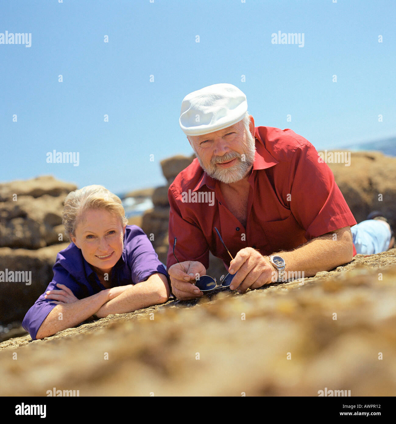Älteres Paar auf Felsen, Ebene Oberflächenansicht liegend Stockfoto