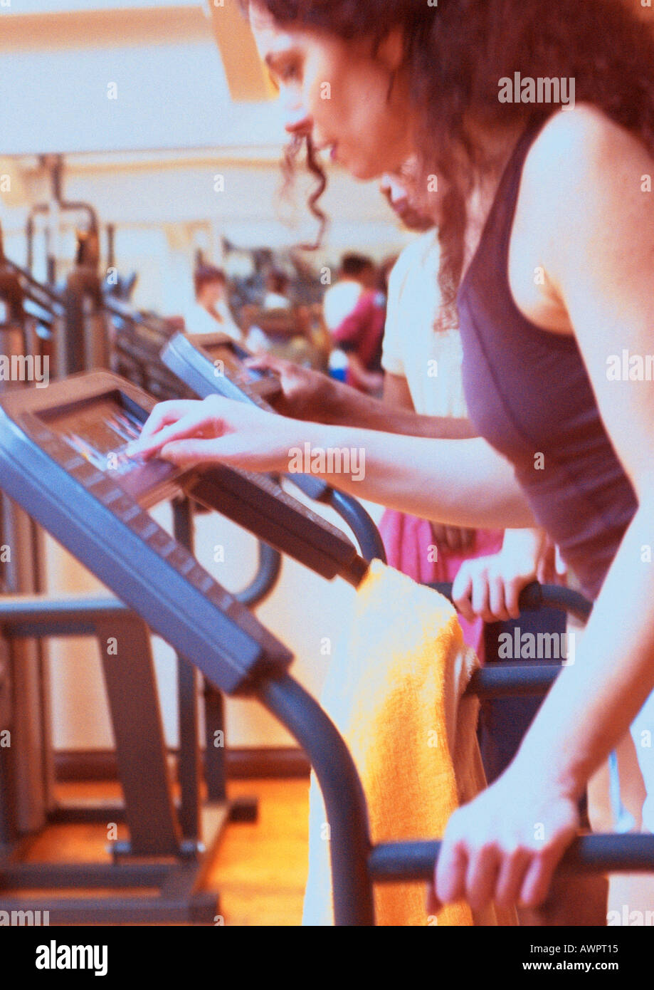 Frau mit Trainingsgeräten im Fitnessstudio, Seitenansicht Stockfoto