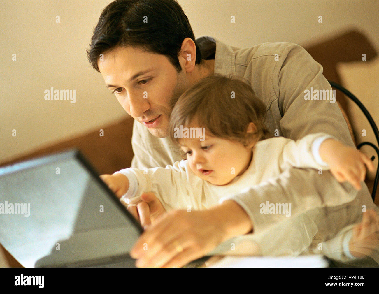 Vater und Baby mit laptop Stockfoto