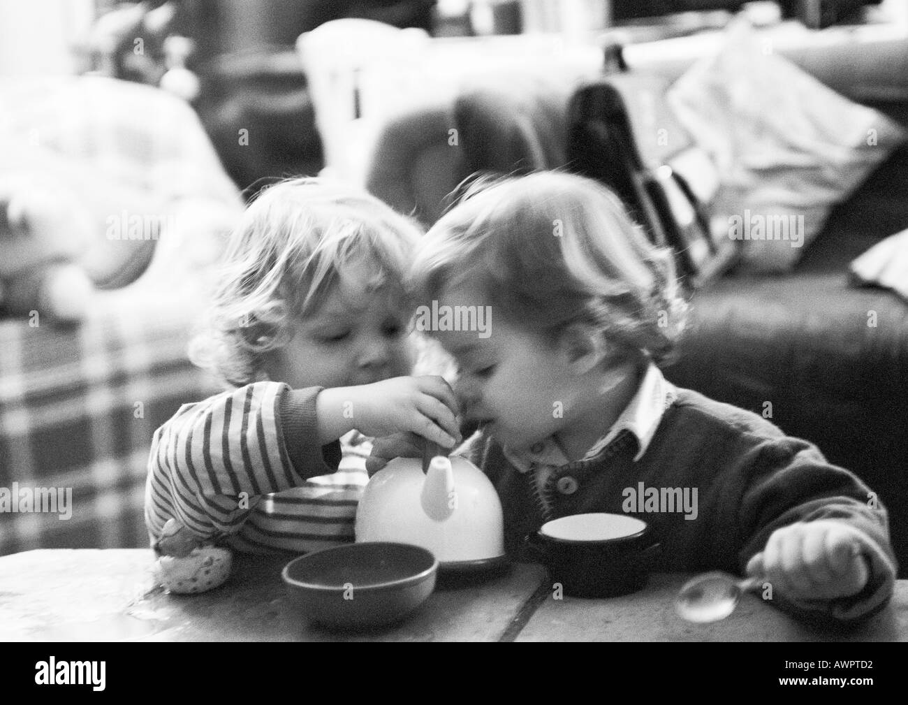 Zwei Kinder mit Tee-Party, b&w. Stockfoto