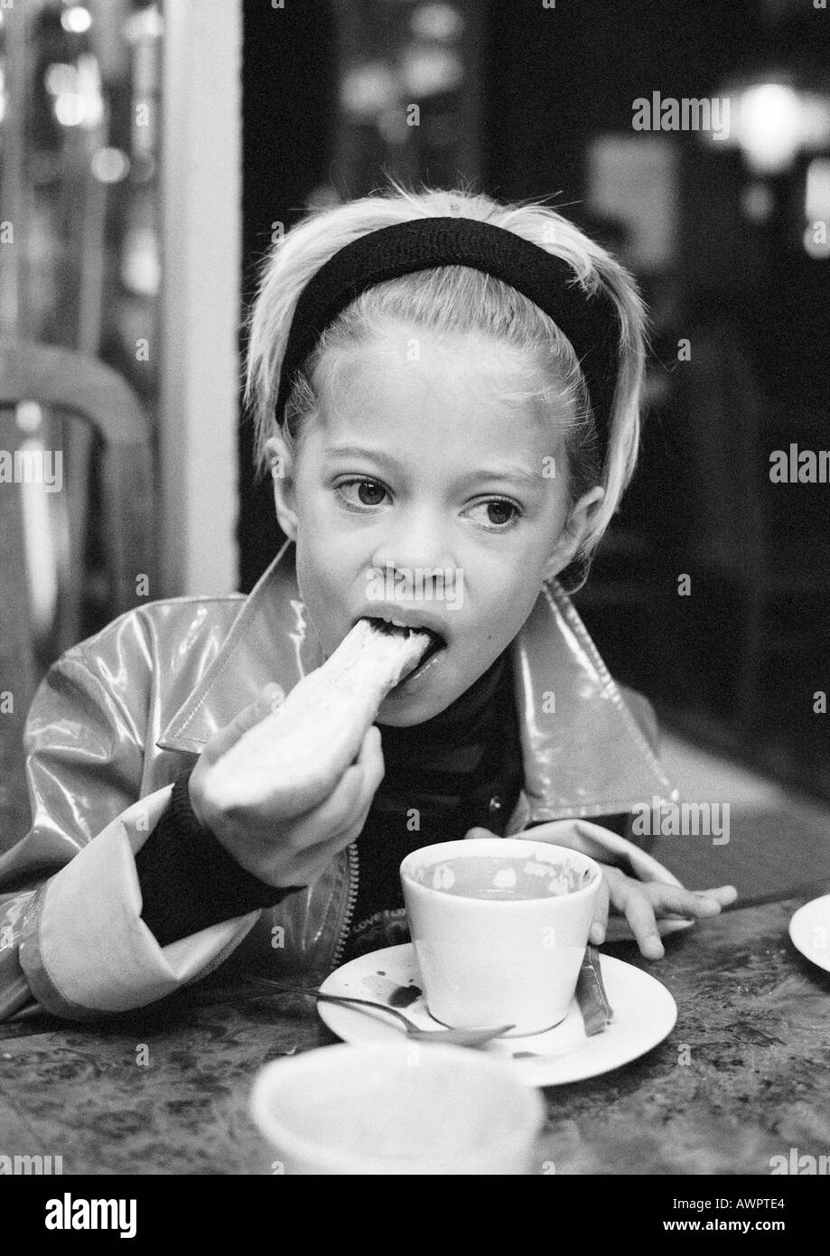 Mädchen, Brot zu essen, trinken heißen Schokolade, b&w. Stockfoto