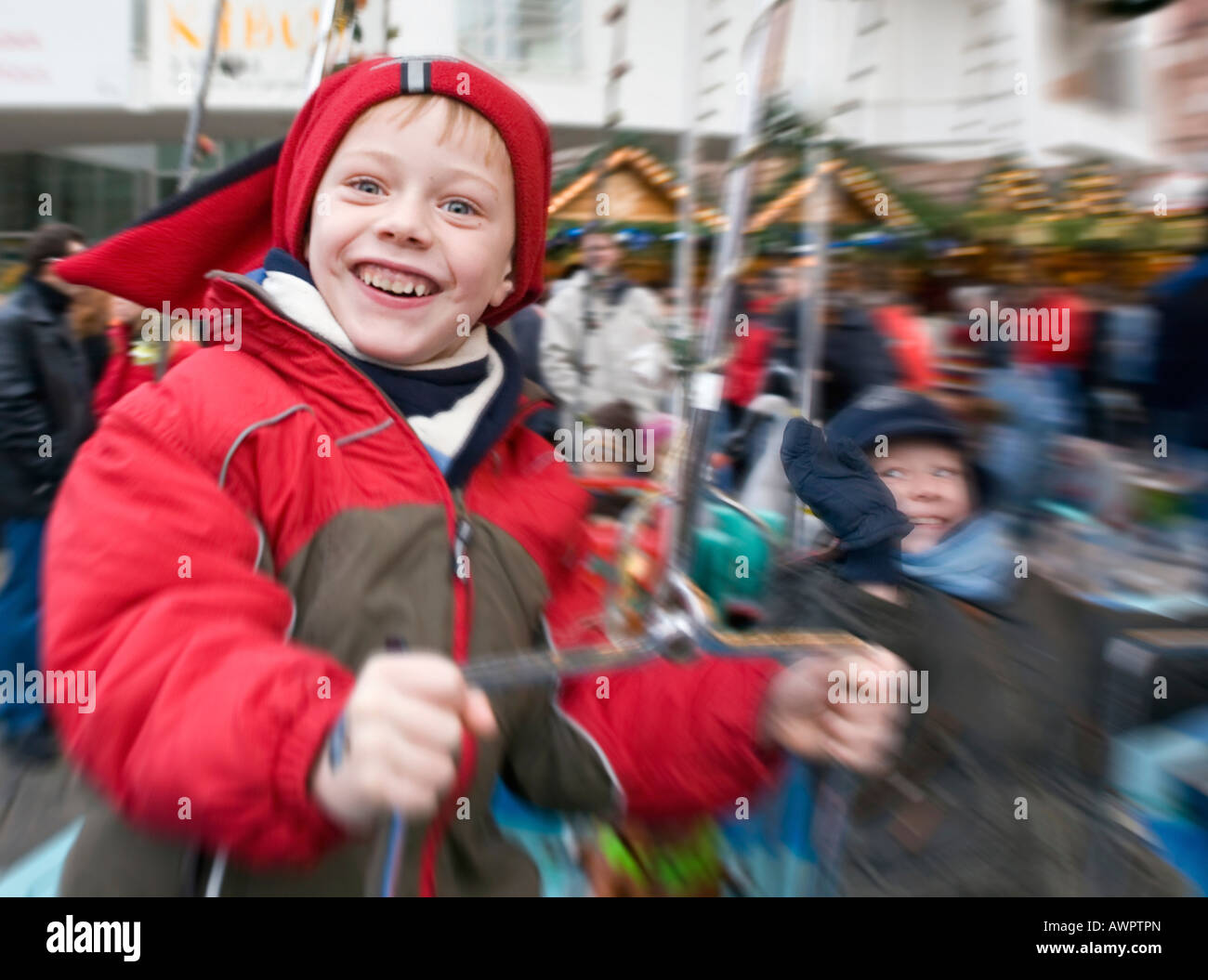 Zwei jungen, 5 und 4 Jahre alt, haben eine Fahrt auf dem Karussell Stockfoto